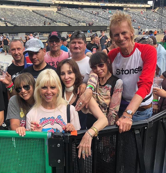 Bonde Apparatet skuffet It's Not Easy: How Rolling Stones Fan “Gail on the Rail” is Front Row at  Every Show ‹ Love You Live, Rolling Stones: Fanzine from the Common Fan